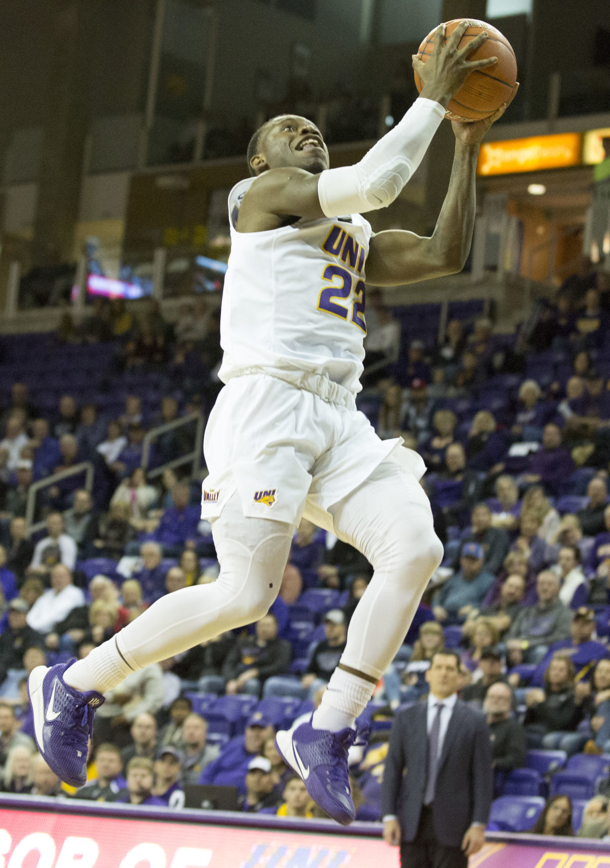 010720kw-uni-basketball-10
